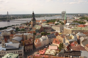 Altstadt mit Rathaus (links), Kathedrale (mitte) und Daugava (hinten)